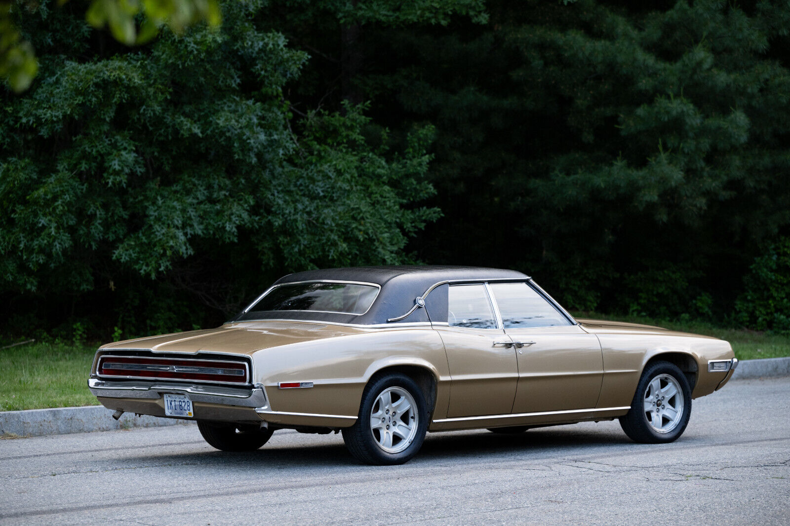 Ford-Thunderbird-Berline-1968-Gold-Black-82077-8