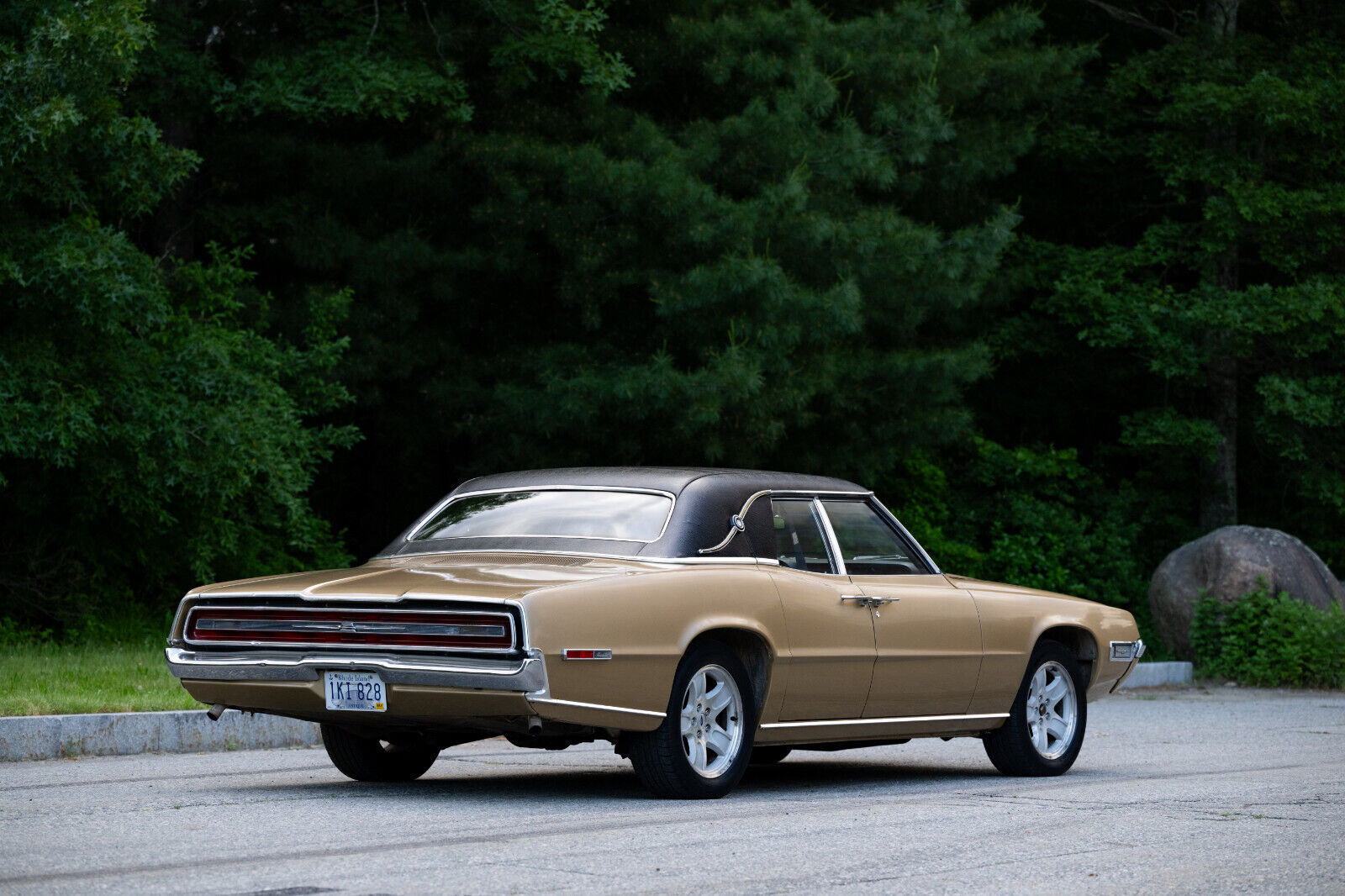 Ford-Thunderbird-Berline-1968-Gold-Black-82077-9