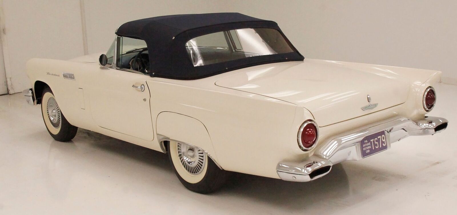 Ford-Thunderbird-Cabriolet-1957-White-Blue-88445-2