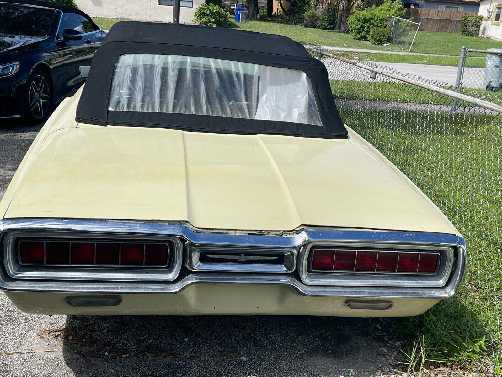 Ford-Thunderbird-Coupe-1965-Yellow-Black-93342-2