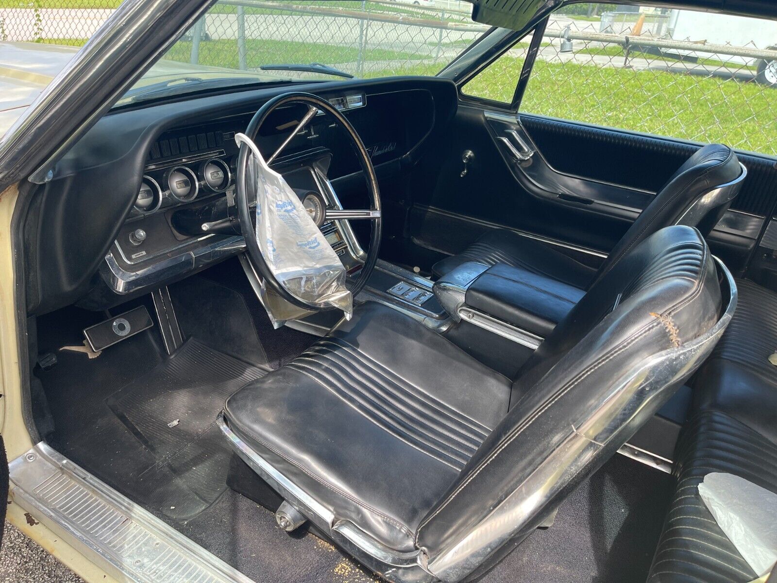 Ford-Thunderbird-Coupe-1965-Yellow-Black-93342-5