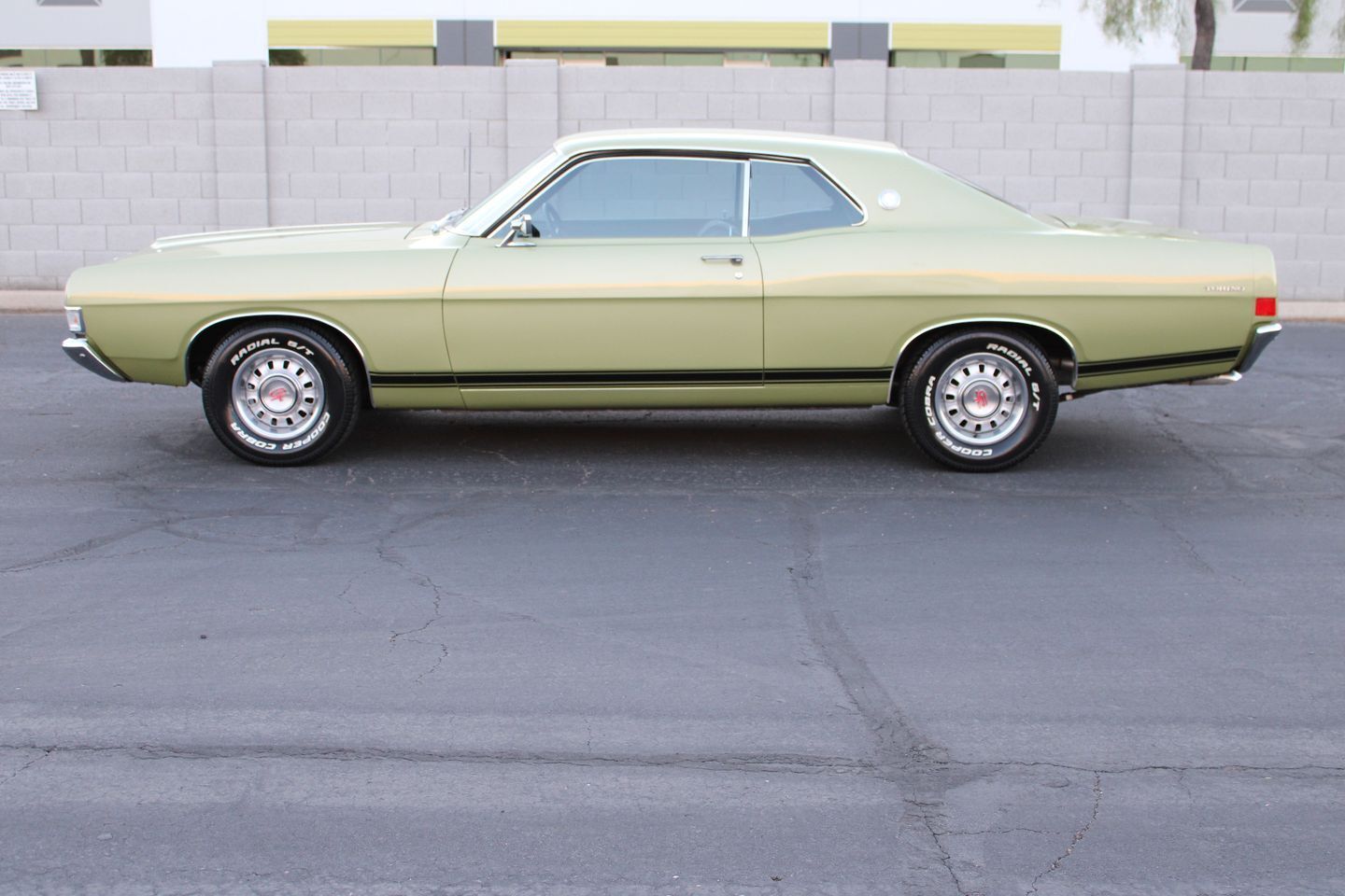 Ford-Torino-Coupe-1968-Gold-Black-98914-5