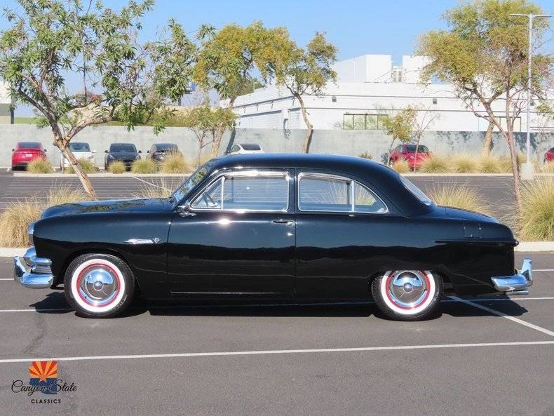 Ford-Tudor-deluxe-1951-black-97701-6