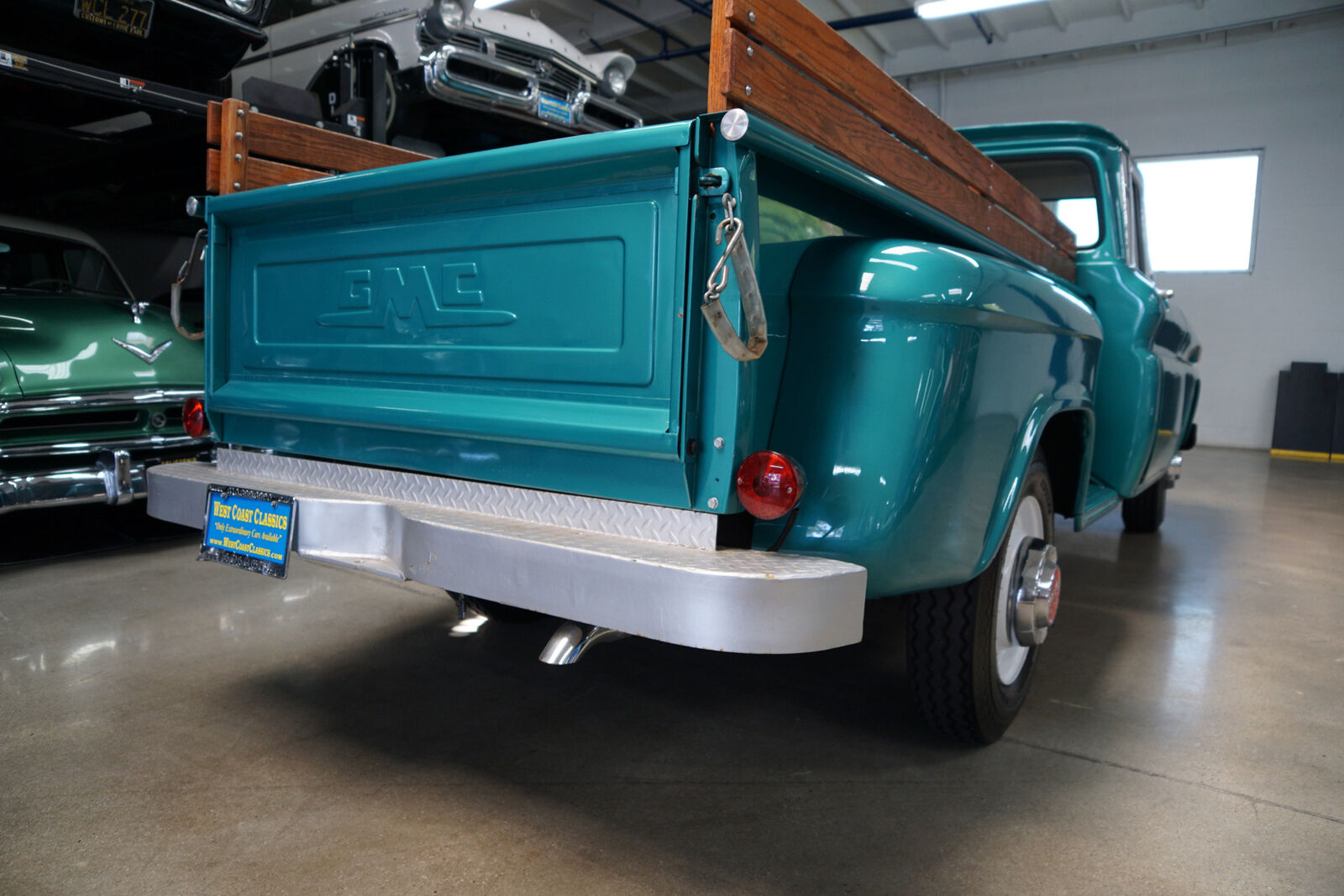 GMC-C15-Pickup-1963-Green-Tan-113781-11