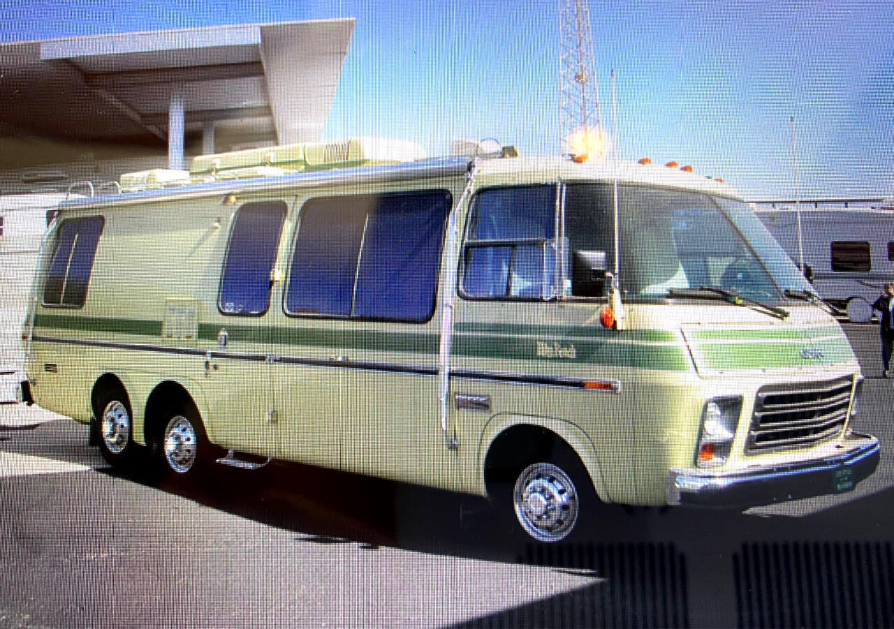 GMC-Motorhome-1976-Green-Green-193121-3