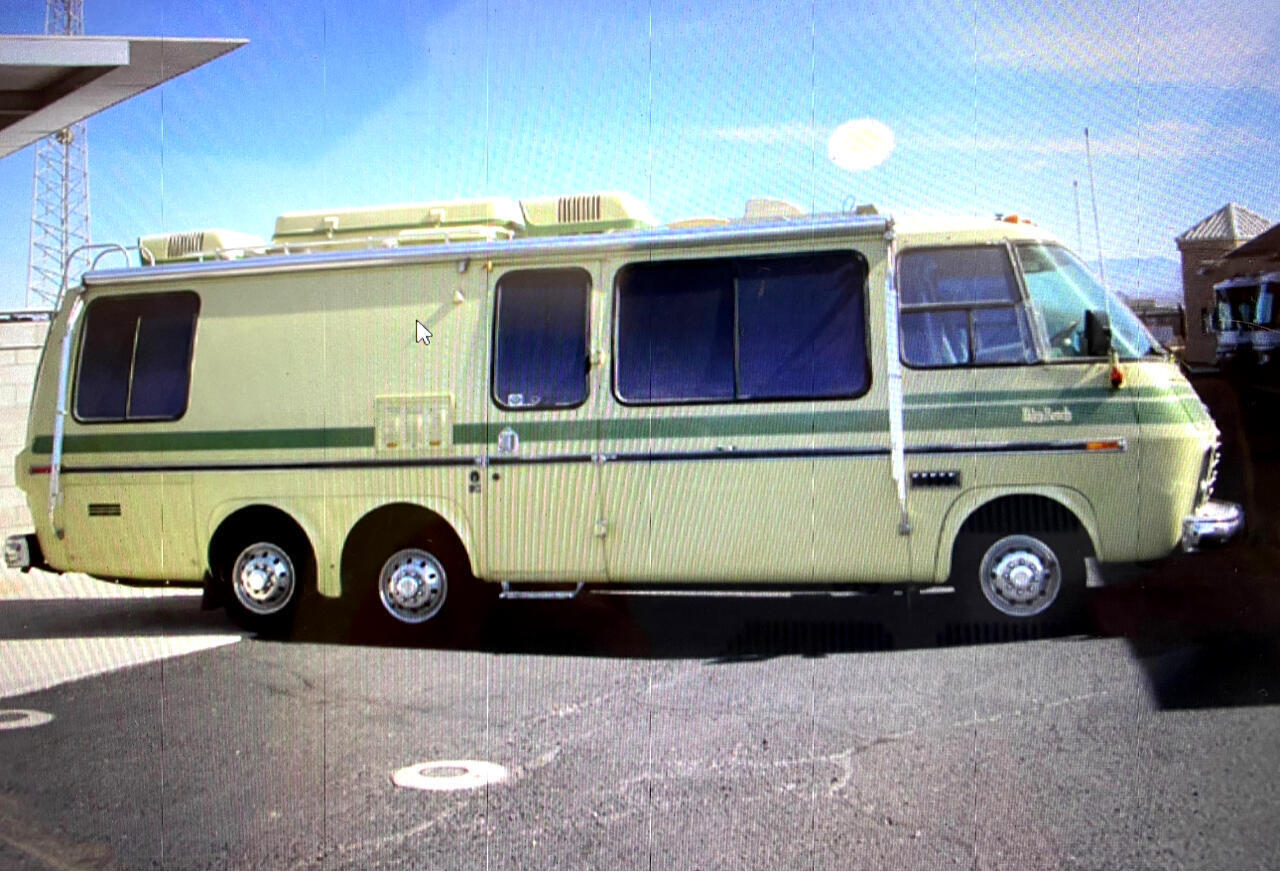 GMC-Motorhome-1976-Green-Green-193121-4