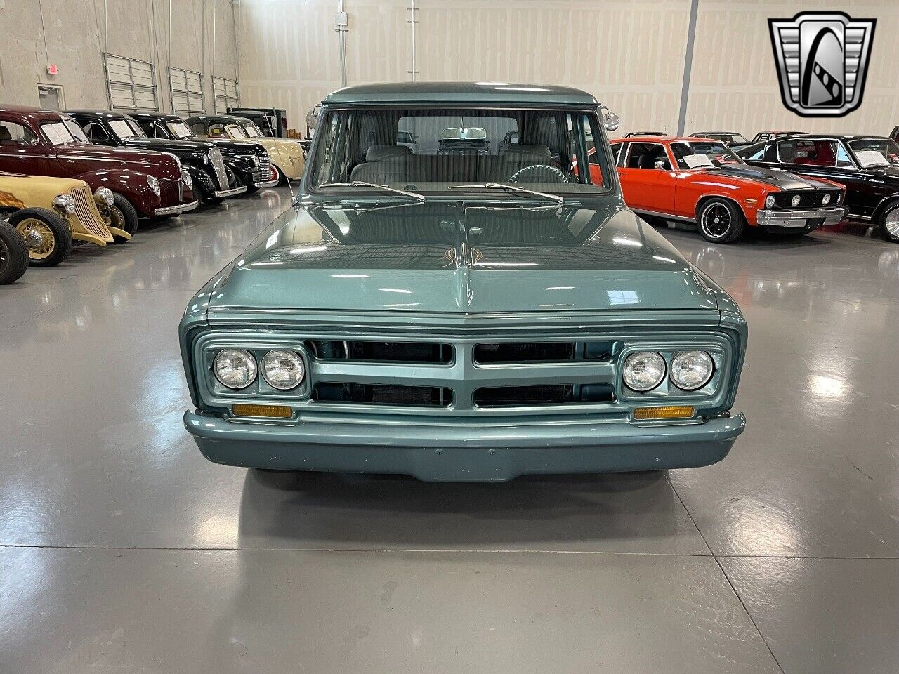 GMC-Suburban-Cabriolet-1969-Green-Gray-27998-2