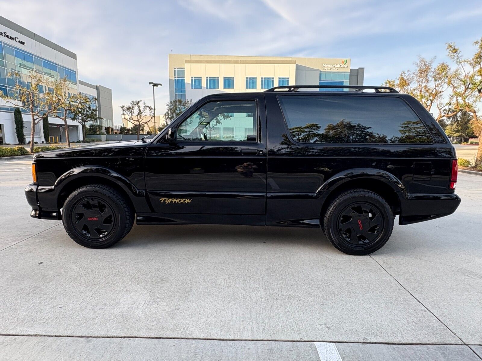 GMC-Typhoon-SUV-1993-Black-Black-127656-3