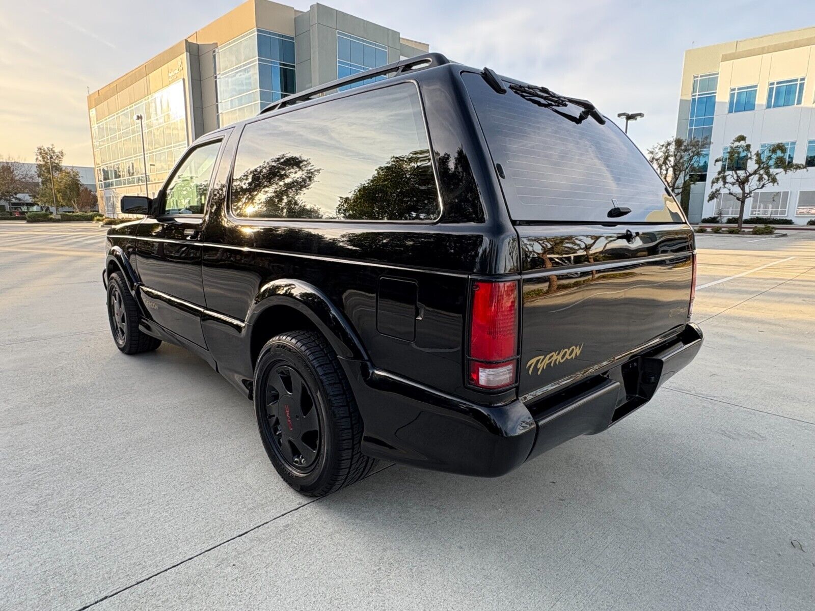 GMC-Typhoon-SUV-1993-Black-Black-127656-4