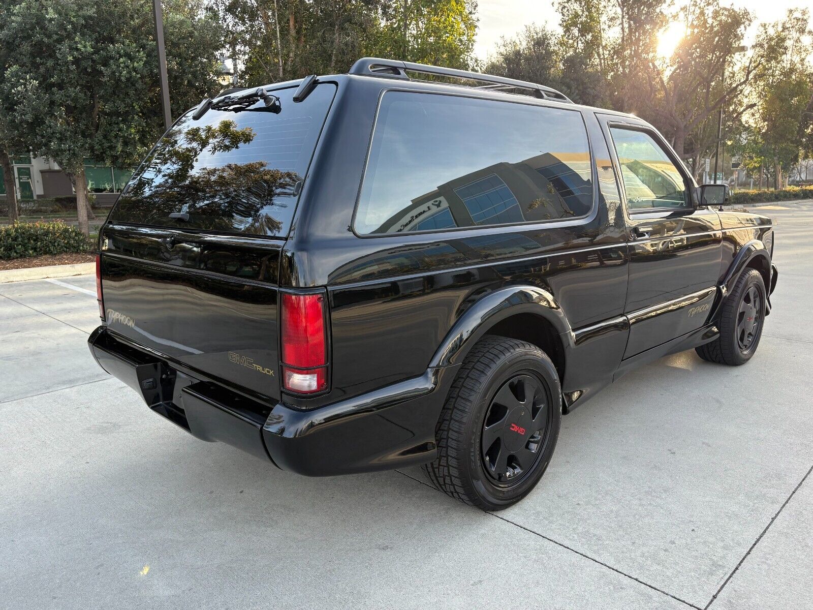 GMC-Typhoon-SUV-1993-Black-Black-127656-6