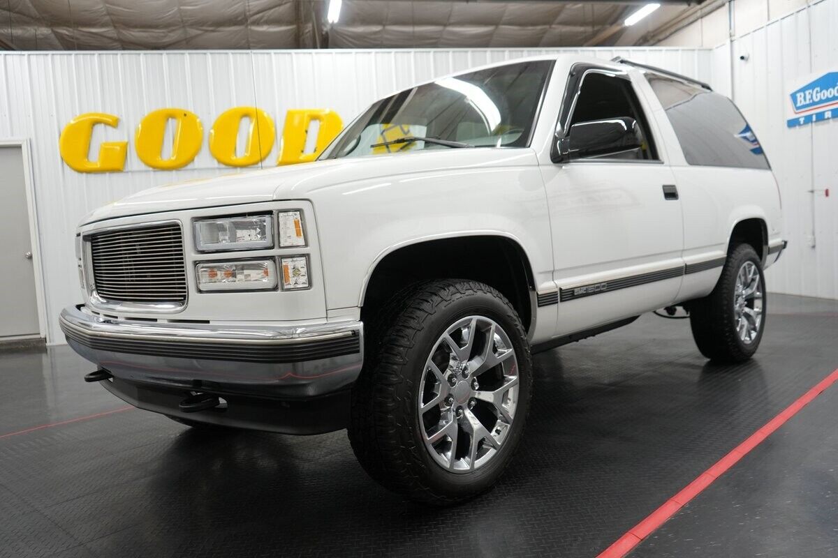 GMC-Yukon-SUV-1995-White-Gray-208447-1