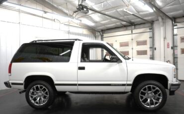 GMC-Yukon-SUV-1995-White-Gray-208447-17