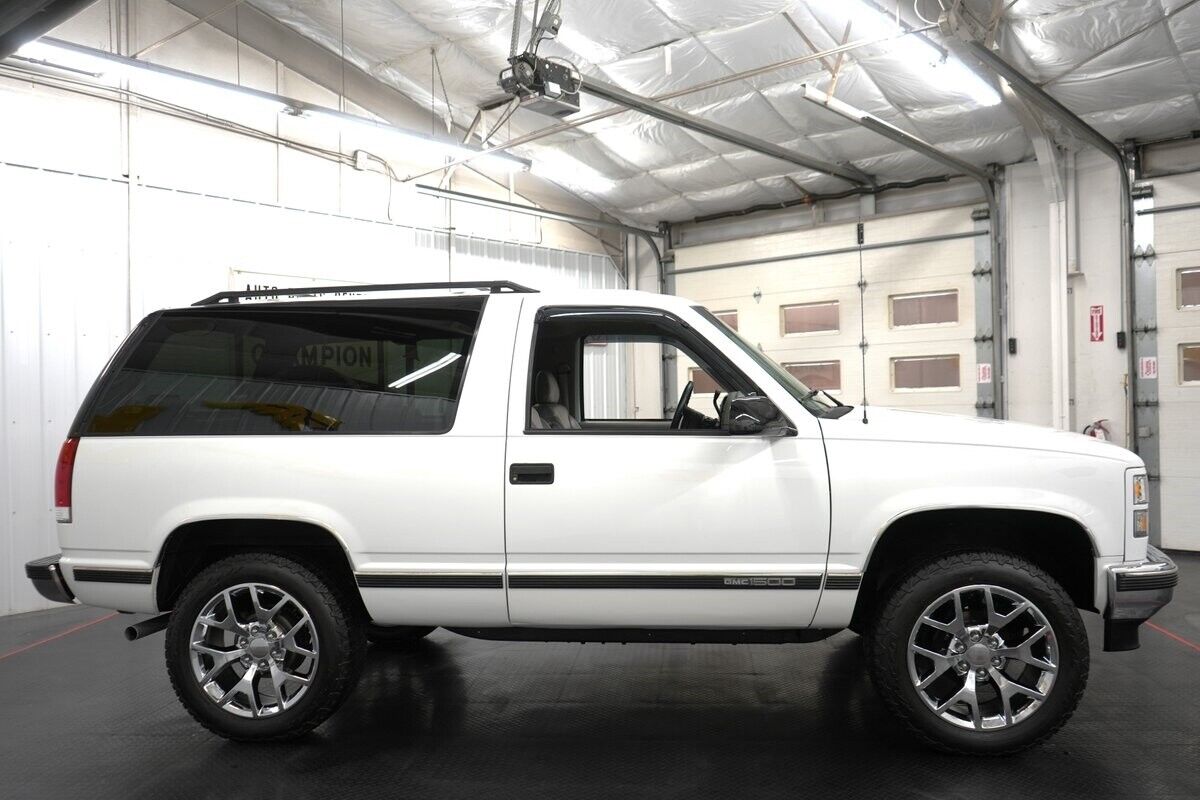 GMC-Yukon-SUV-1995-White-Gray-208447-17