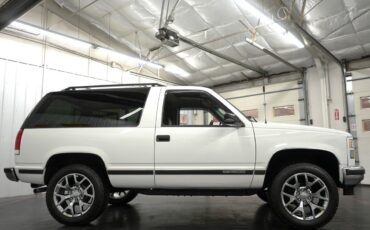 GMC-Yukon-SUV-1995-White-Gray-208447-18