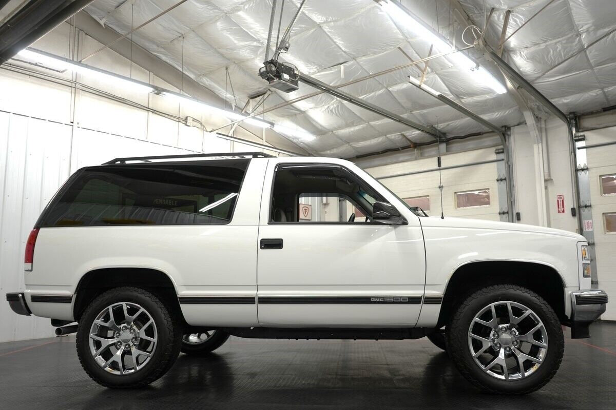 GMC-Yukon-SUV-1995-White-Gray-208447-18