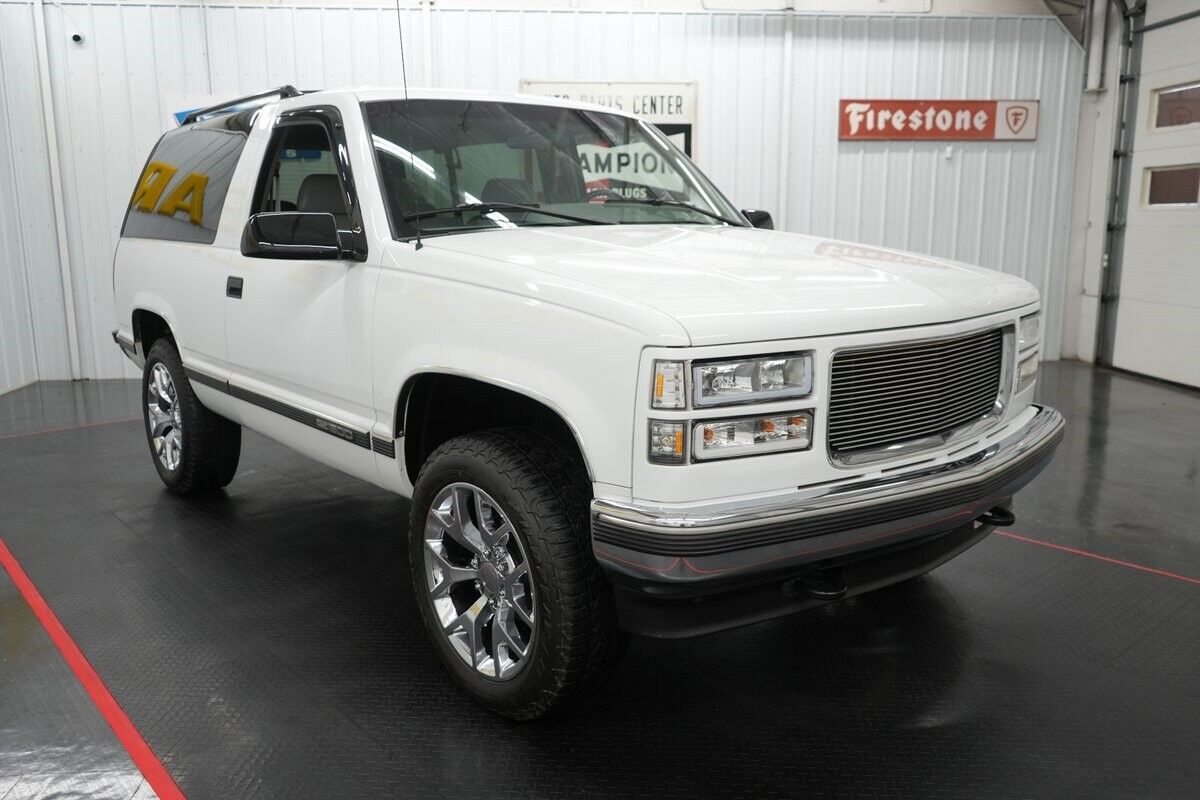 GMC-Yukon-SUV-1995-White-Gray-208447-21