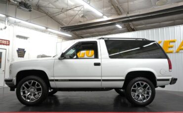 GMC-Yukon-SUV-1995-White-Gray-208447-5