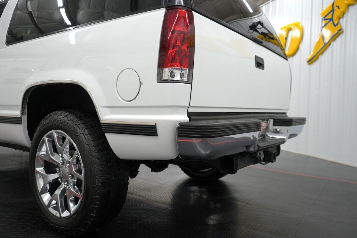 GMC-Yukon-SUV-1995-White-Gray-208447-8