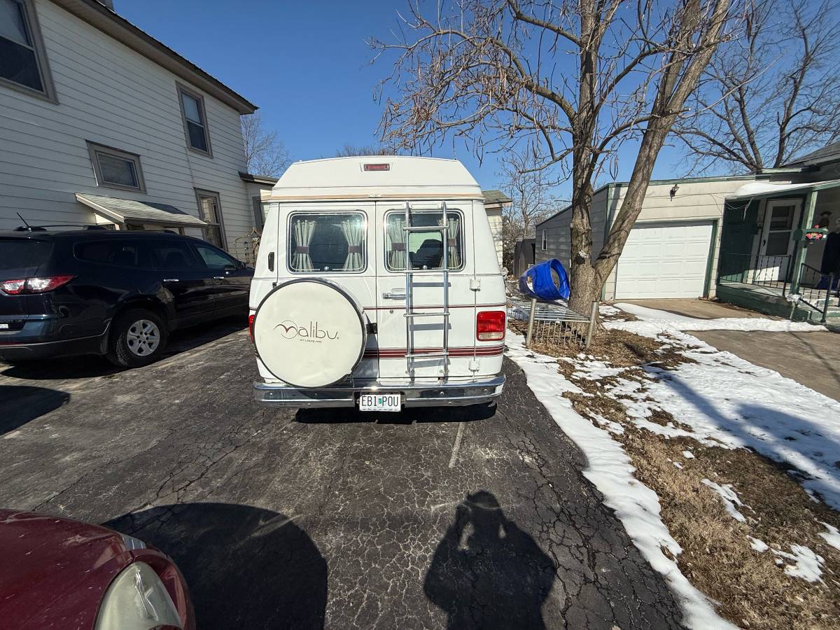 Gmc-Malibu-1992-white-247838-1