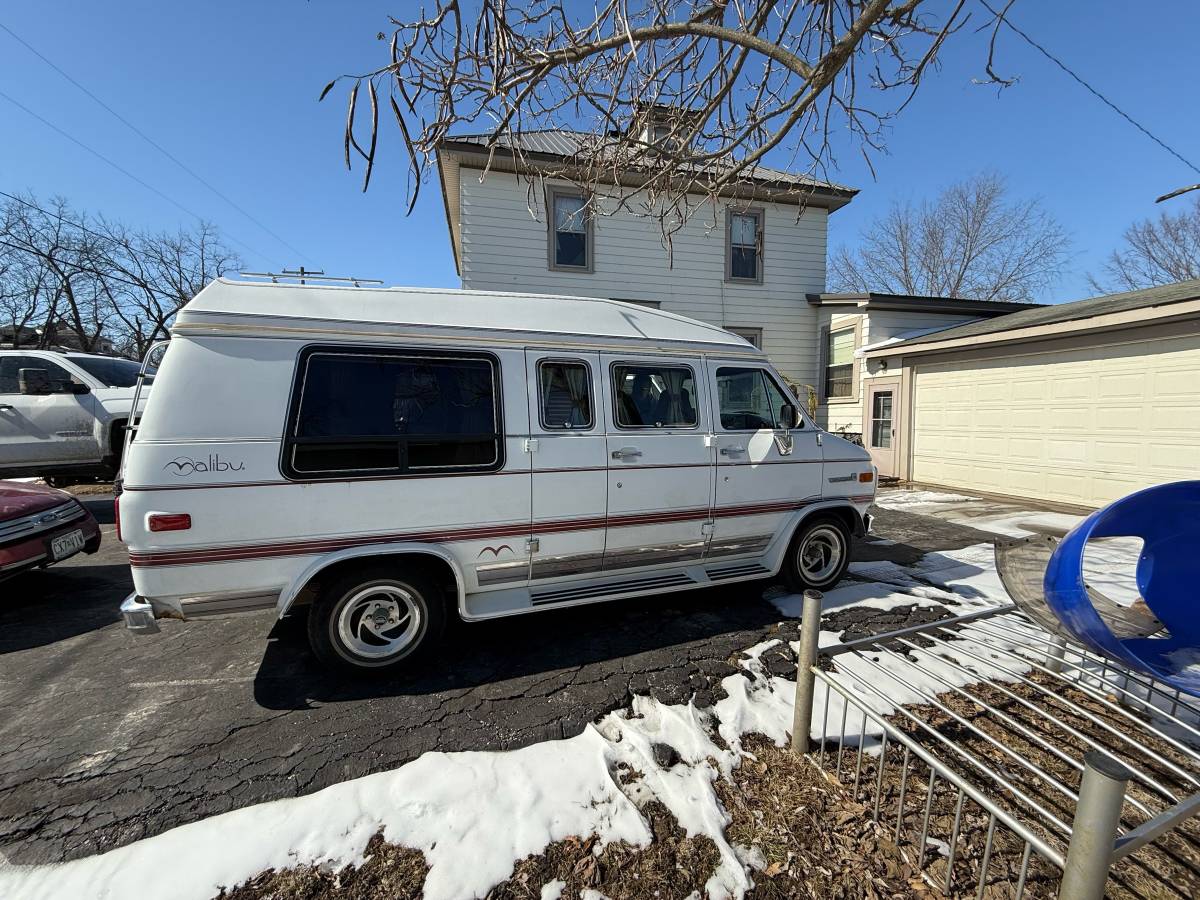 Gmc-Malibu-1992-white-247838-2