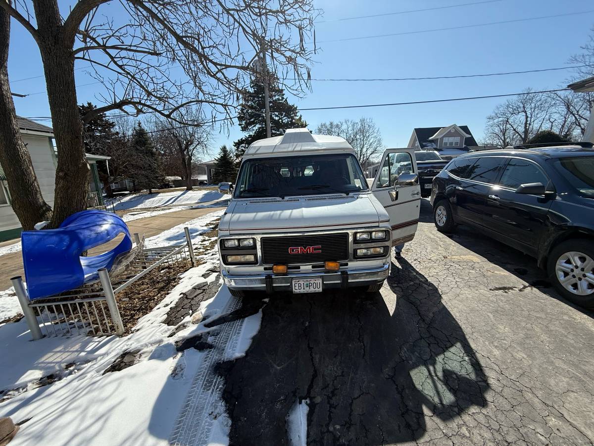 Gmc-Malibu-1992-white-247838-3