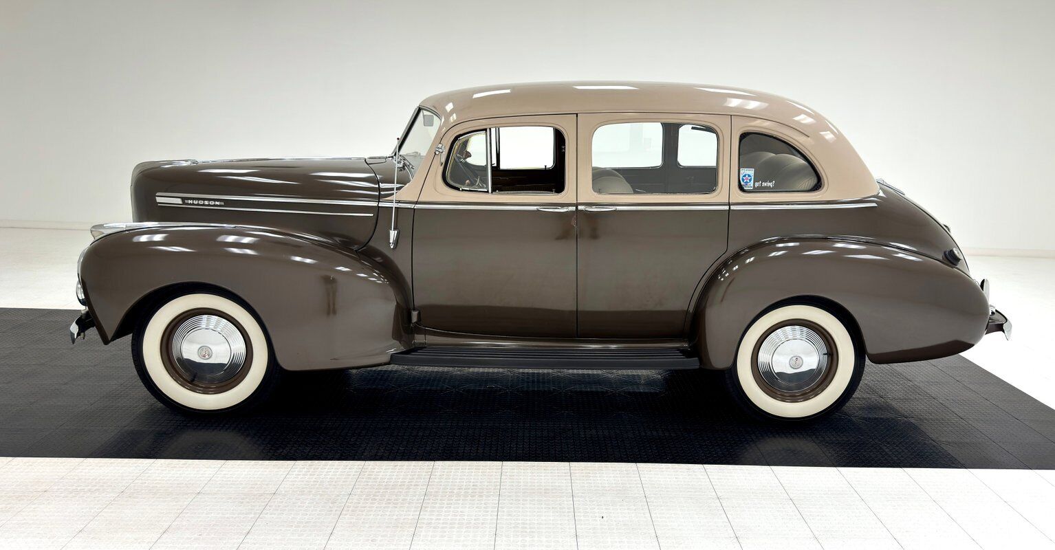 Hudson-Six-Traveller-10T-Berline-1941-Brown-Tan-70056-2