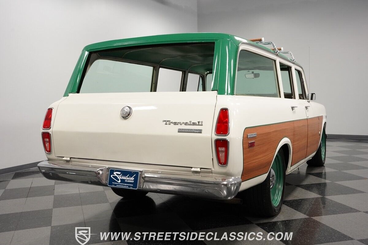 International-Harvester-Travelall-SUV-1970-White-Tan-93284-11