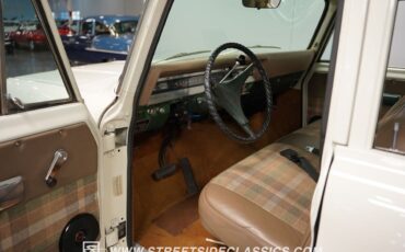 International-Harvester-Travelall-SUV-1970-White-Tan-93284-4