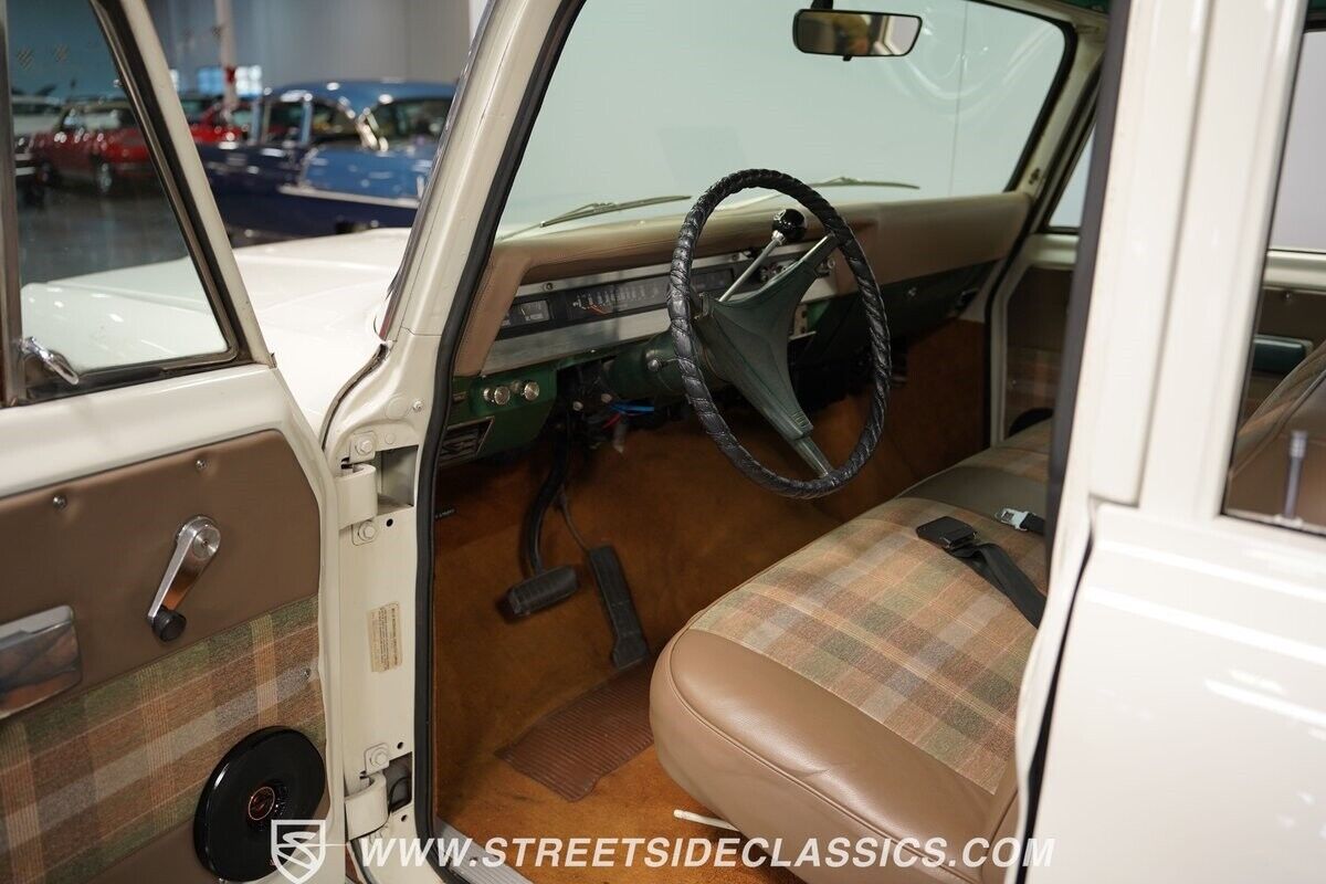 International-Harvester-Travelall-SUV-1970-White-Tan-93284-4