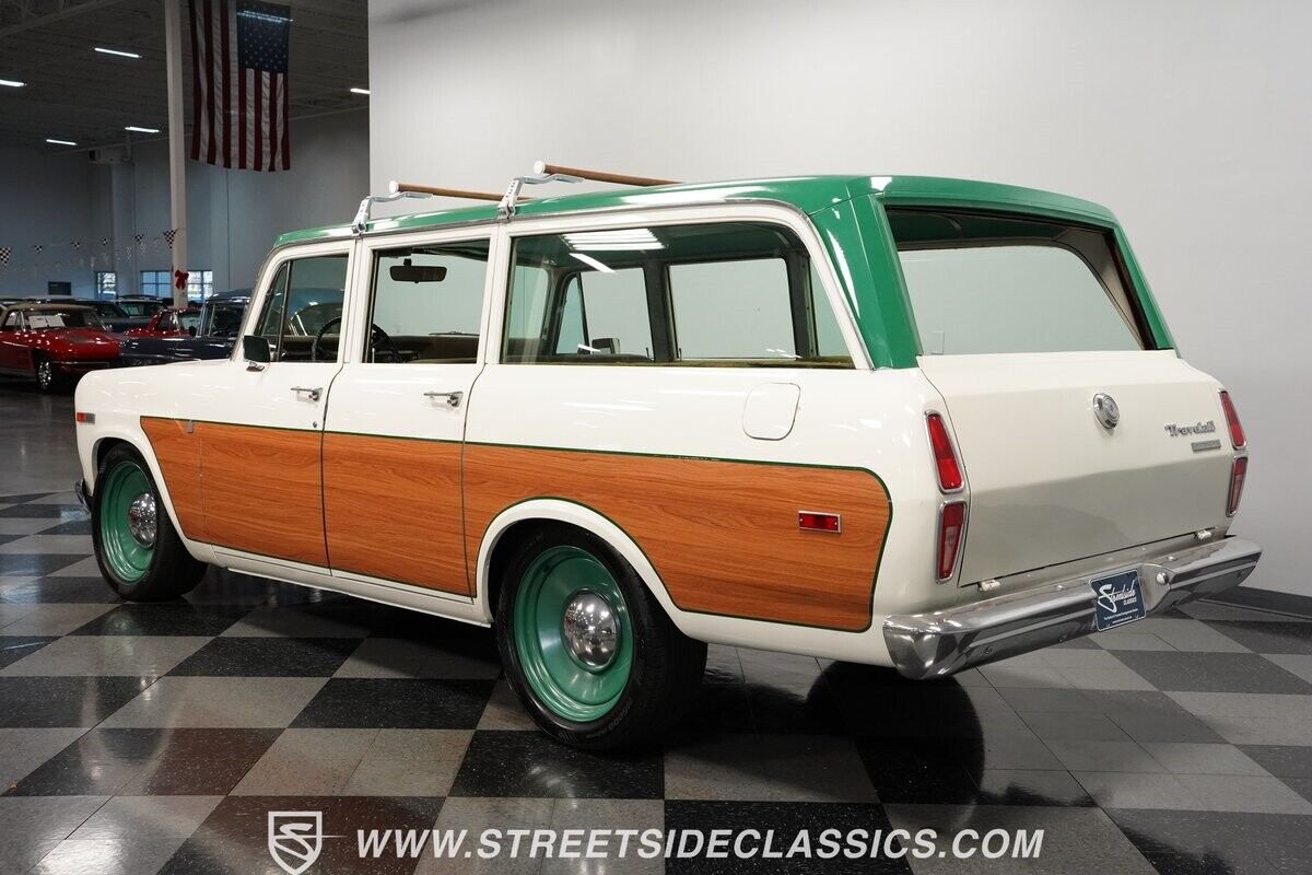 International-Harvester-Travelall-SUV-1970-White-Tan-93284-9