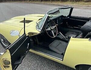 Jaguar-E-Type-4.2-1970-Yellow-85295-11