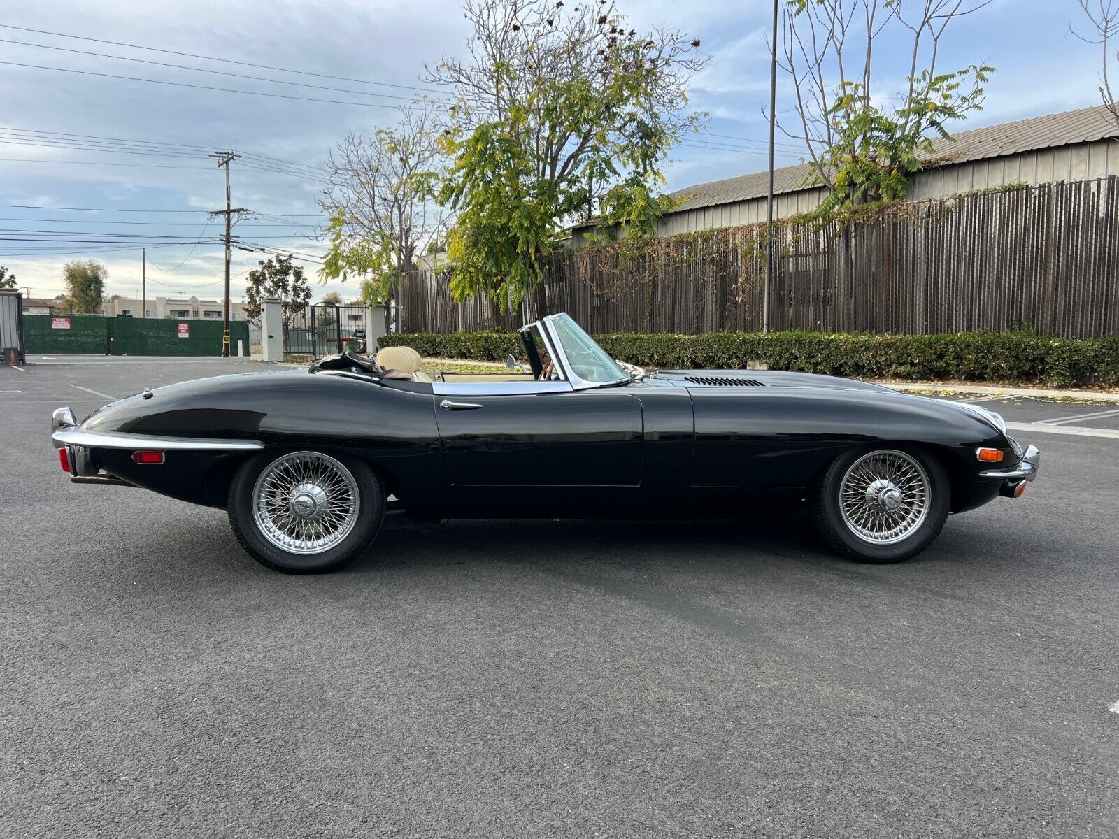 Jaguar-E-Type-Cabriolet-1970-Black-Black-52640-11