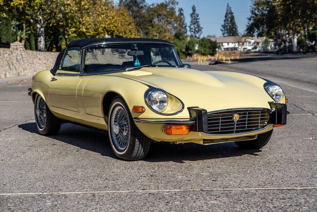 Jaguar-E-Type-Cabriolet-1974-Cream-Black-38064-10