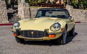 Jaguar-E-Type-Cabriolet-1974-Cream-Black-38064-3