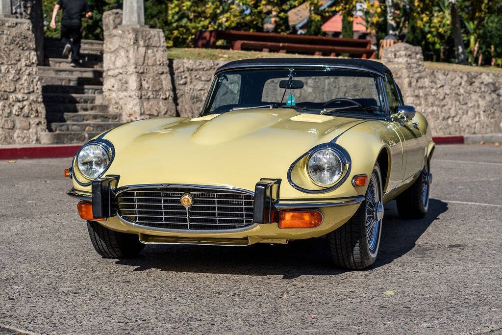 Jaguar-E-Type-Cabriolet-1974-Cream-Black-38064-3