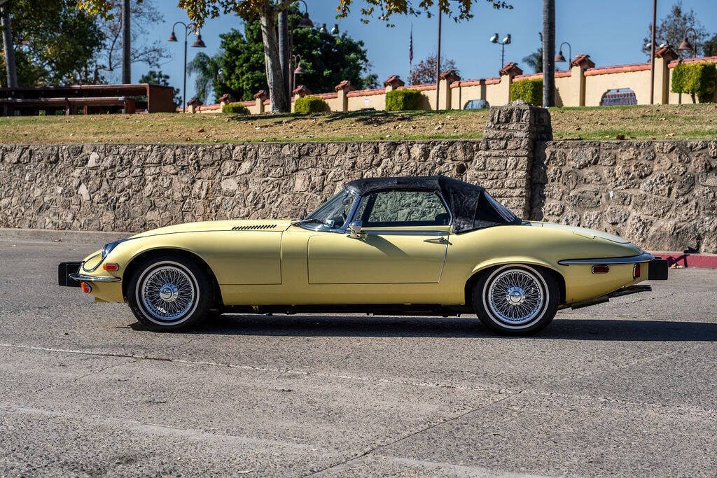 Jaguar-E-Type-Cabriolet-1974-Cream-Black-38064-4