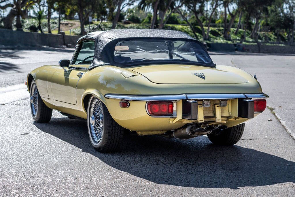 Jaguar-E-Type-Cabriolet-1974-Cream-Black-38064-6