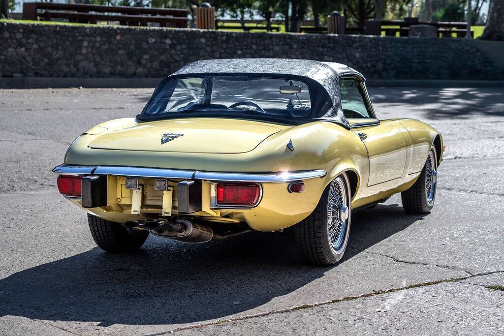 Jaguar-E-Type-Cabriolet-1974-Cream-Black-38064-8