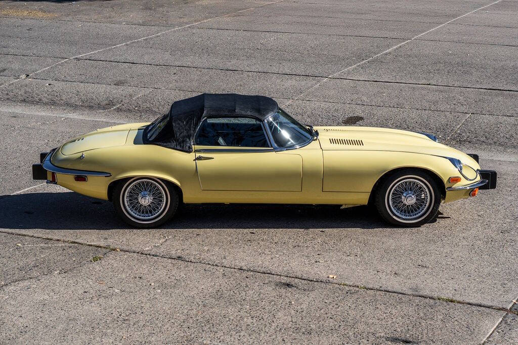 Jaguar-E-Type-Cabriolet-1974-Cream-Black-38064-9