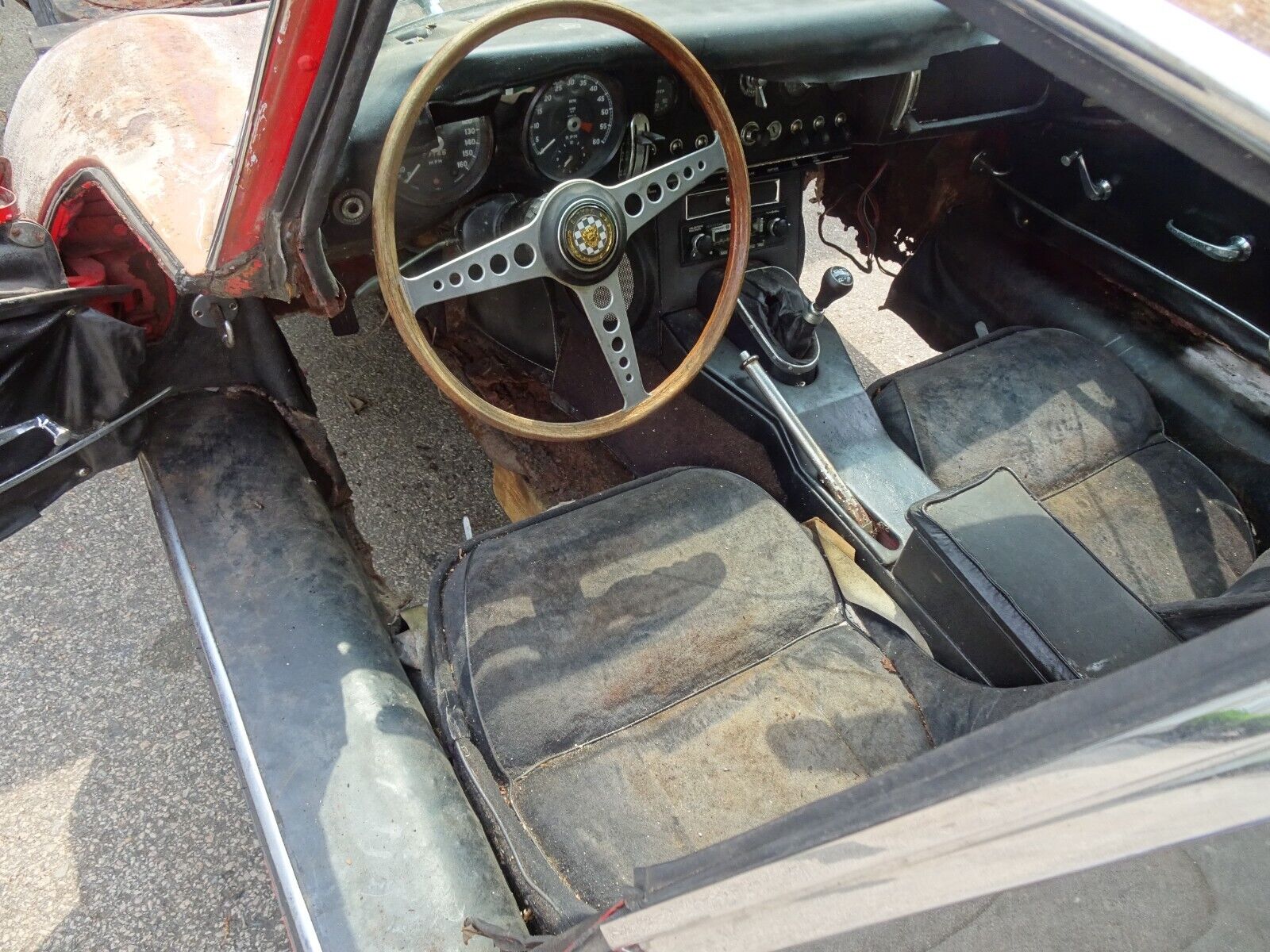 Jaguar-E-Type-Coupe-1964-Red-Black-130592-12