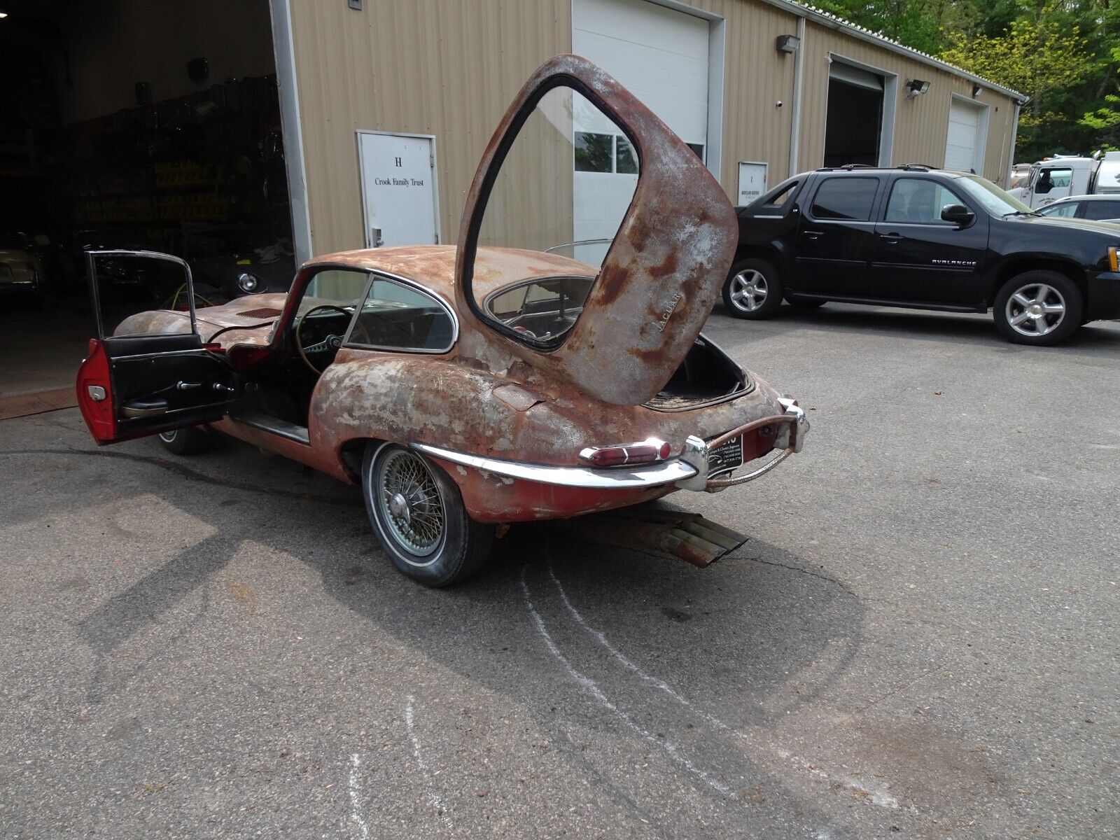 Jaguar-E-Type-Coupe-1964-Red-Black-130592-15