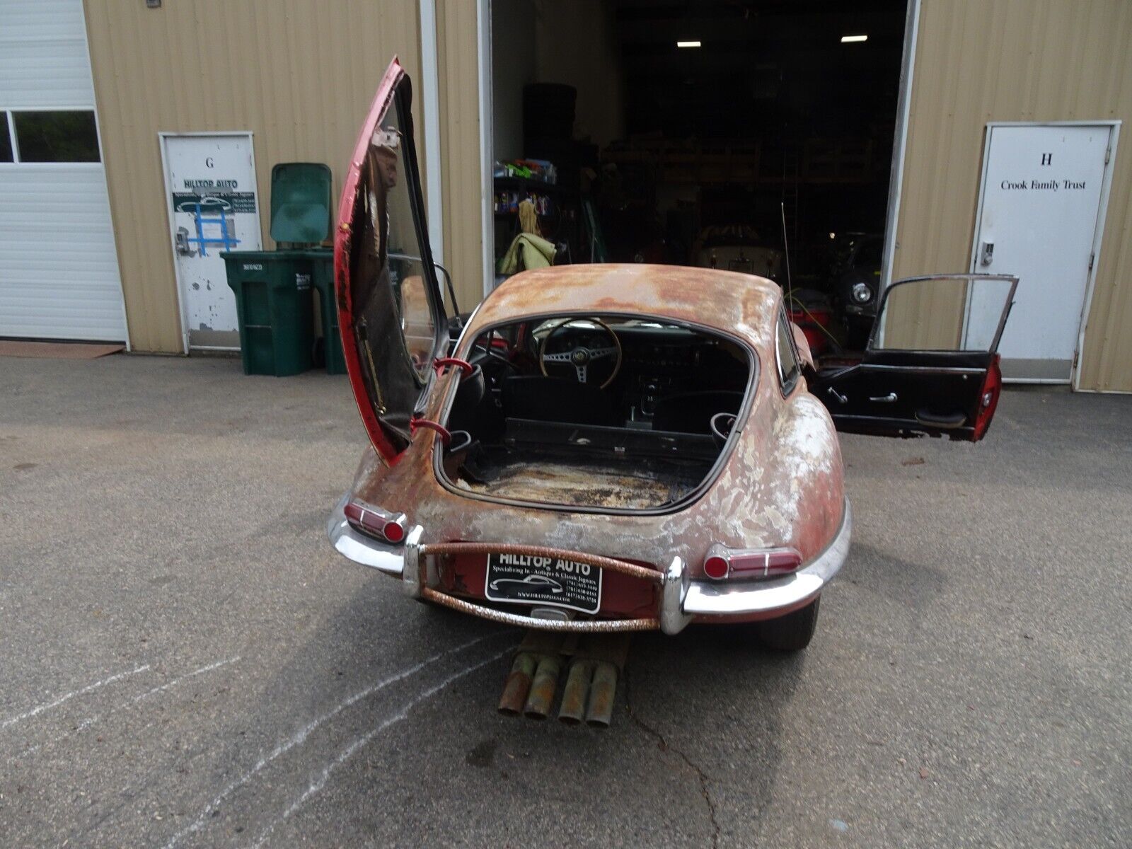 Jaguar-E-Type-Coupe-1964-Red-Black-130592-16