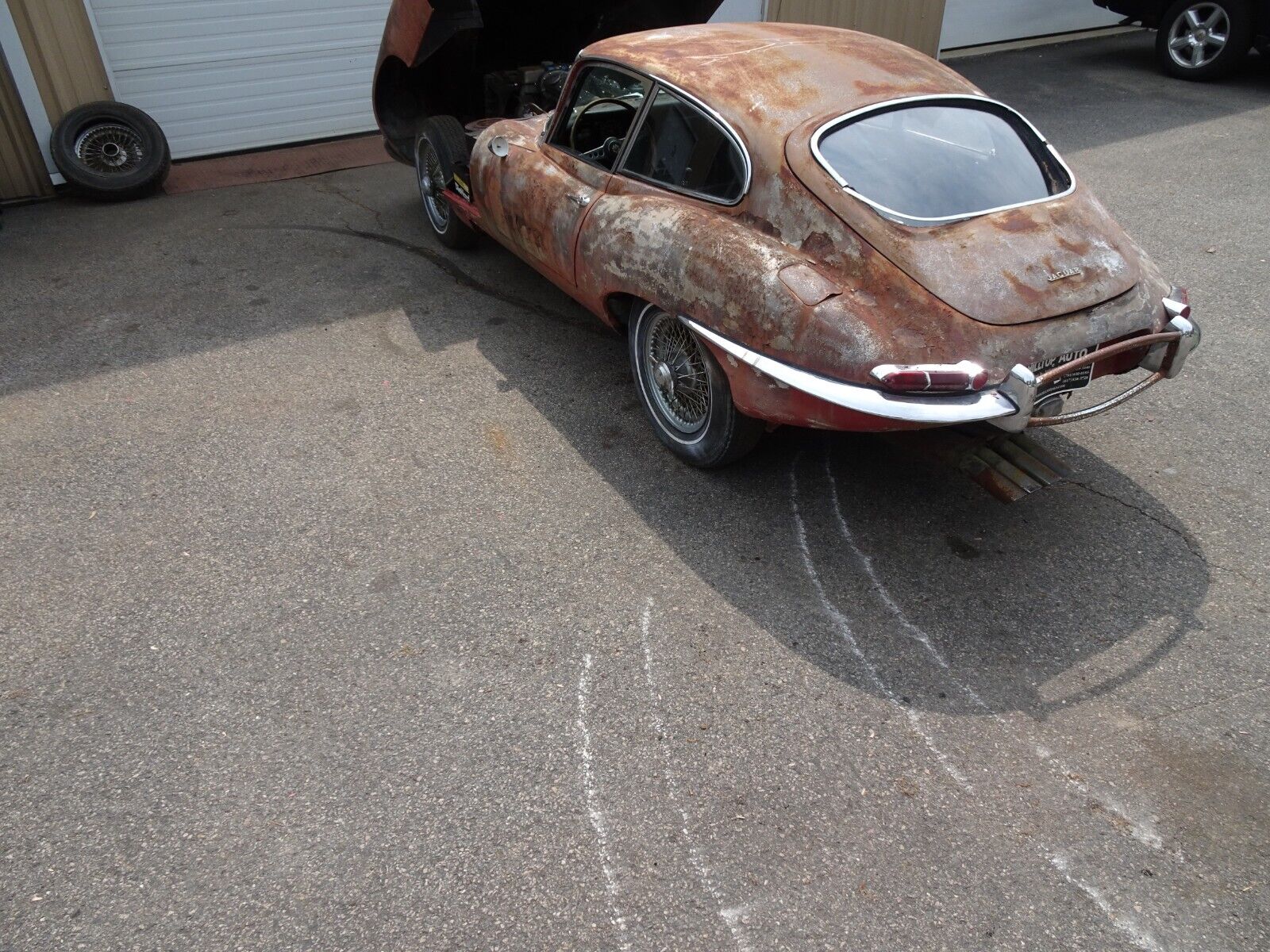 Jaguar-E-Type-Coupe-1964-Red-Black-130592-6