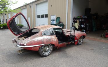 Jaguar-E-Type-Coupe-1964-Red-Black-130592-9