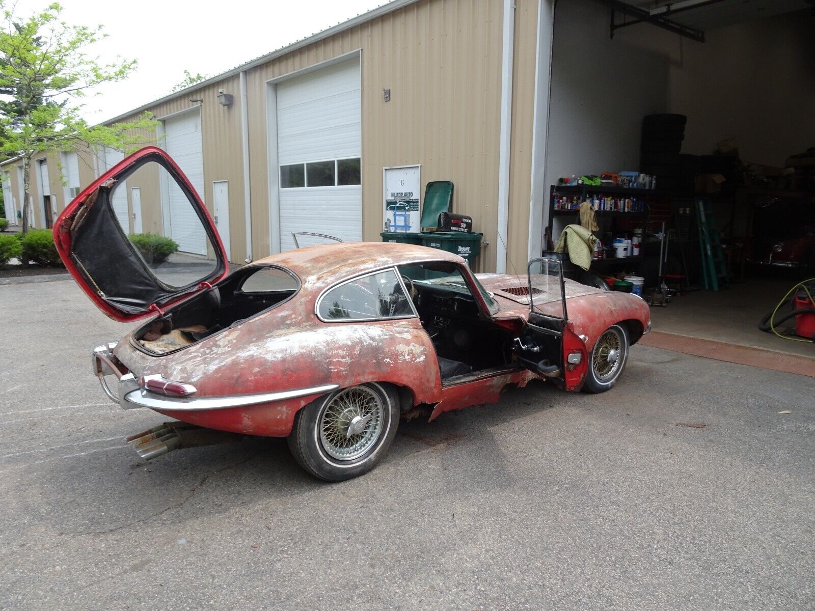 Jaguar-E-Type-Coupe-1964-Red-Black-130592-9