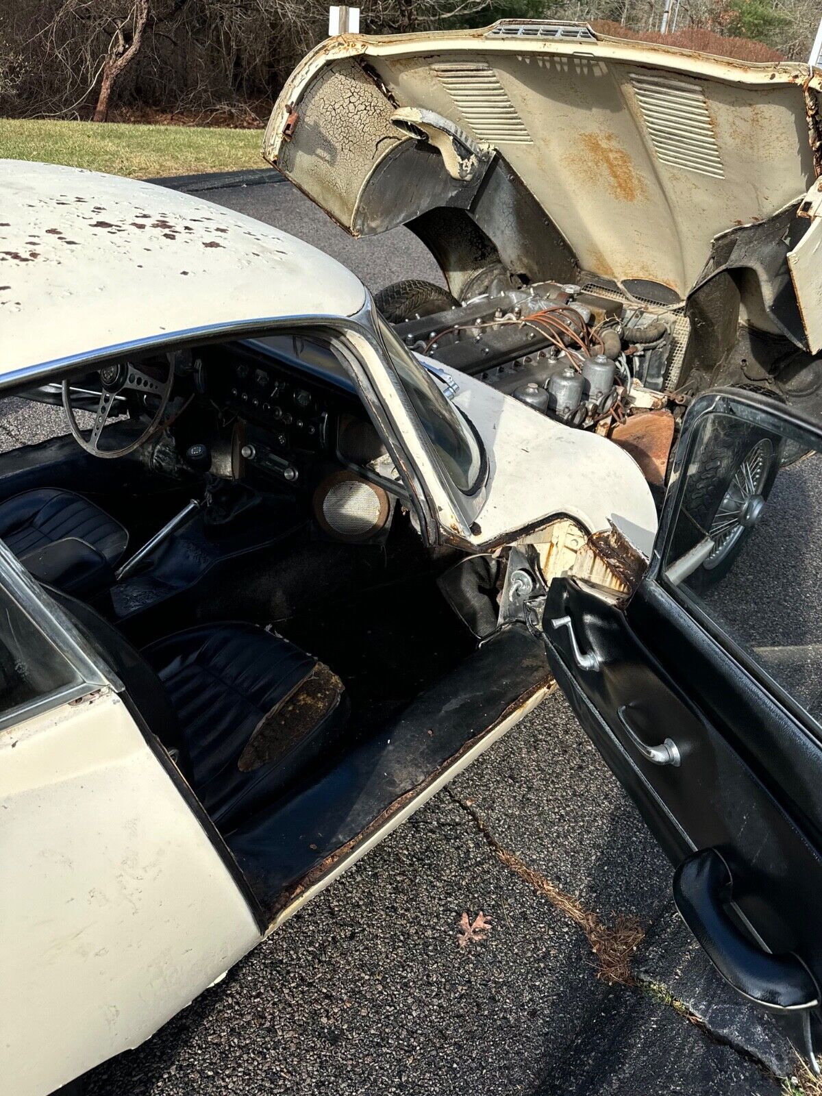 Jaguar-E-Type-Coupe-1967-White-Black-69945-6