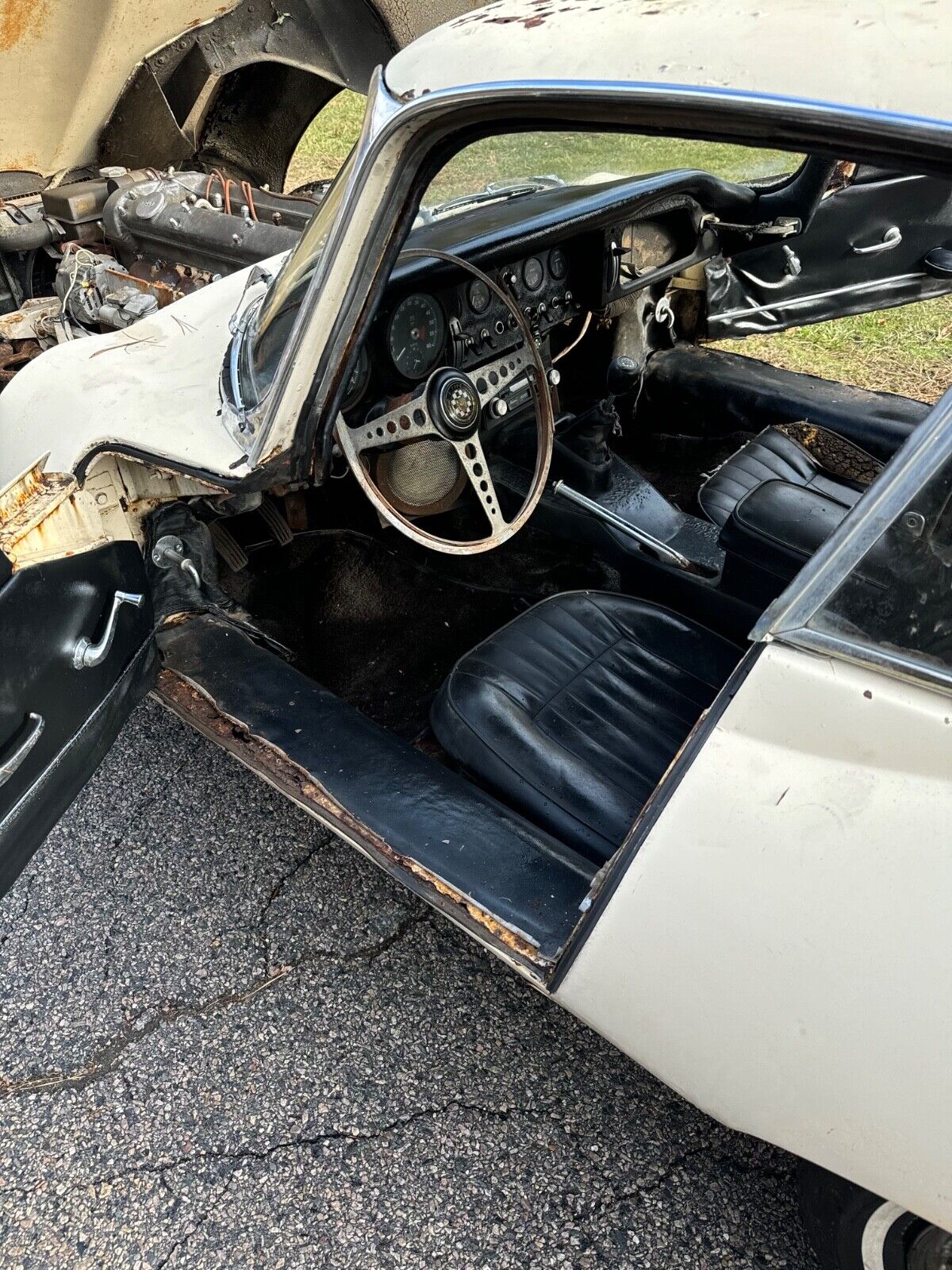 Jaguar-E-Type-Coupe-1967-White-Black-69945-7