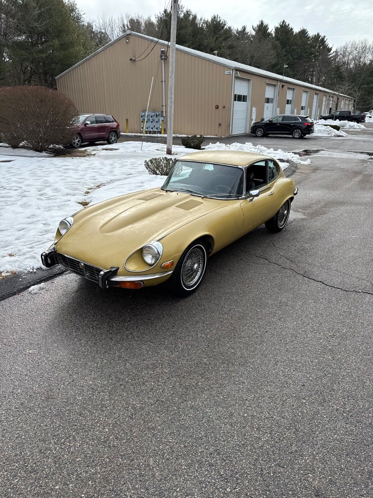 Jaguar-E-Type-Coupe-1973-Sand-Black-64306-1