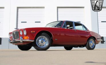 Jaguar-XJ-1970-Maroon-Black-133539-4