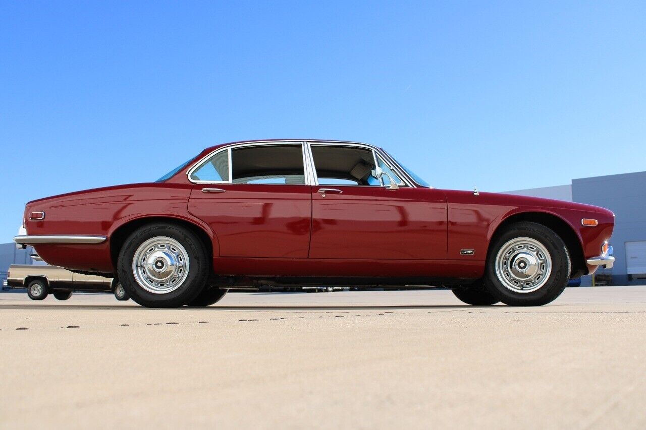 Jaguar-XJ-1970-Maroon-Black-133539-6